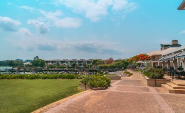 Queensland, Gold Coast 'taki en prestijli golf sahalarından biri olan Glades Golf Sahası' nın panoramik manzarası. Avustralyalı golf ikonu Greg Norman tarafından tasarlandı..