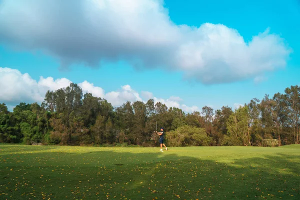 Queensland, Gold CoastAustralia - Aralık 2019: Golfçü, Avustralya 'nın en prestijli golf sahalarından biri olan Glades Golf Sahası' nda golf oynuyordu..