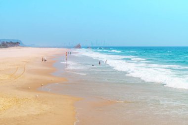 Pasifik Okyanusu ve Currumbin Sahili 'nin geniş panoramik manzarası, Gold Coast tacındaki mücevherlerden biri, düzenli olarak Queensland' in en temiz plajı ve Avustralya 'daki Dünya Sörf Rezervi içinde seçildi..