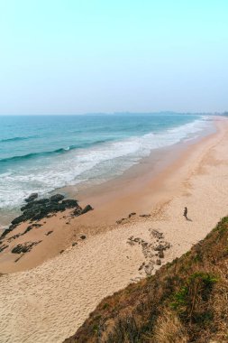 Pasifik Okyanusu ve Currumbin Sahili 'nin geniş panoramik manzarası, Gold Coast tacındaki mücevherlerden biri, düzenli olarak Queensland' in en temiz plajı ve Avustralya 'daki Dünya Sörf Rezervi içinde seçildi..