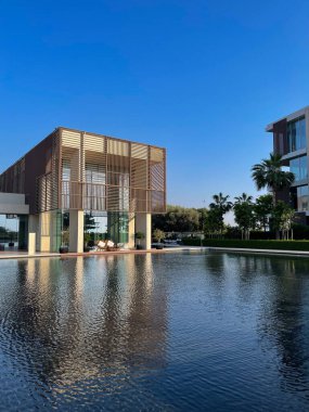 Al Zorah, Ajman, BAE - Mart 2023 Oberoi Sahili Lüks Oteli 'nin güzel çağdaş mimarisi, Orta Doğu' nun lider lüks plaj tatil beldesi olarak sınıflandırıldı..