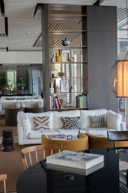 Al Zorah, Ajman, BAE - Mart 2023: Oberoi Sahili Lüks Resort 'taki kütüphanenin içi, eşsiz bir kitap ve resim koleksiyonuyla.