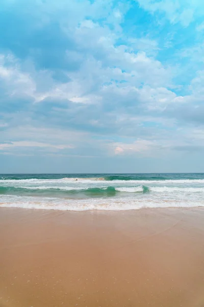 Impresionante Paisaje Oceánico Gran Angular Con Olas Turquesas Rodando Playa — Foto de Stock