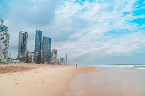 Einsamer Mann Läuft Strand Von Surfers Paradise Mit Der Skyline — Stockfoto
