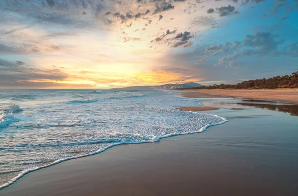 Dramática Puesta Sol Sobre Mar Con Olas Aplastantes Orilla Escena — Foto de Stock