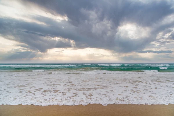 Beautiful Dramatic Sky Pristine Beach Ocean Waves Crushing Shore Spectacular — Fotografia de Stock