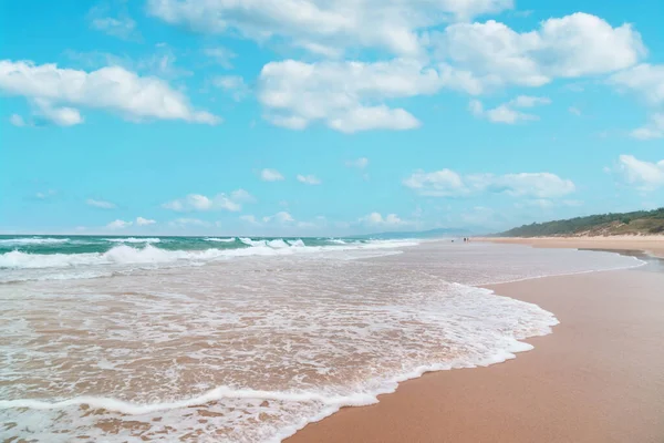 Traumhafter Strand Mit Türkisfarbenem Wasser Und Klarem Blauen Himmel Einem — Stockfoto