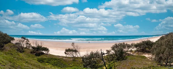 澳大利亚昆士兰州阳光海岸 美丽的360景致的原始白色沙滩全景 伴随着冲浪破浪 夏日阳光灿烂 云雾笼罩 图库图片