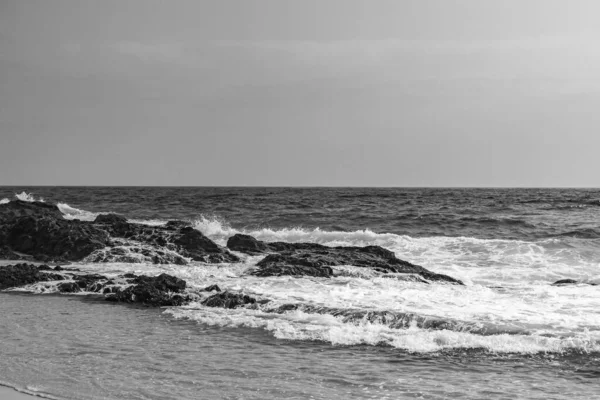 澳大利亚黄金海岸的斯纳普岩石海岸被海浪压碎的黑白照片 — 图库照片