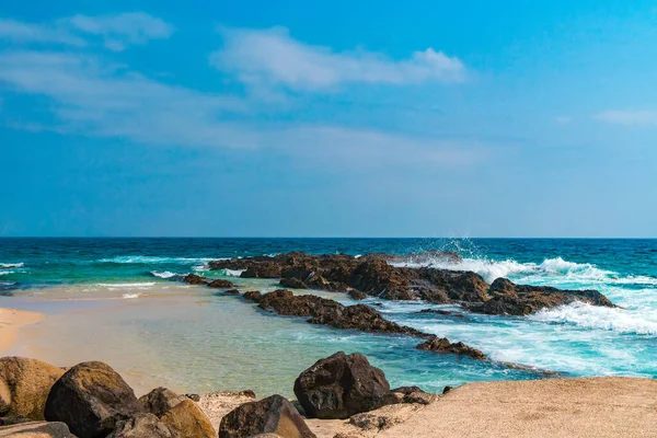 Prachtig Uitzicht Een Turquoise Oceaan Golven Verpletterende Kust Van Snapper — Stockfoto
