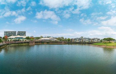 Avustralya 'nın Queensland' daki en prestijli golf sahalarından biri olan Glades Golf Sahası 'nın panoramik manzarası çarpıcı bahçeleri, kaldırımları ve su yollarıyla.