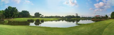 Avustralya 'nın Queensland' daki en prestijli golf sahalarından biri olan Glades Golf Sahası 'nın geniş panoramik manzarası, çarpıcı bahçeleri, kaldırımları ve su yollarıyla.