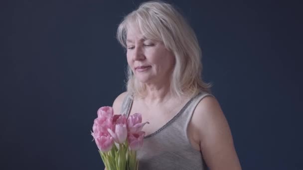 Stüdyoda Lalesi Olan Olgun Bir Kadın Mavi Arka Planda Son — Stok video