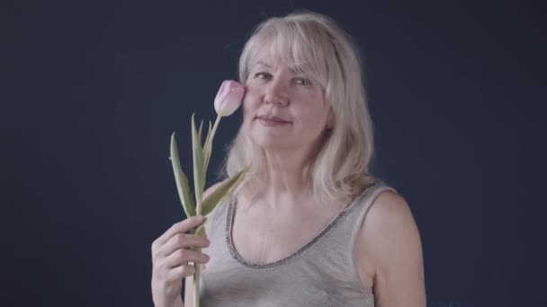 Stüdyoda Lalesi Olan Olgun Bir Kadın Mavi Arka Planda Son — Stok video