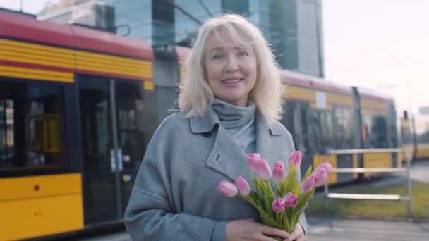 Μια Ηλικιωμένη Κομψή Λευκή Γυναίκα Ένα Μπουκέτο Ροζ Τουλίπες Ένα — Αρχείο Βίντεο