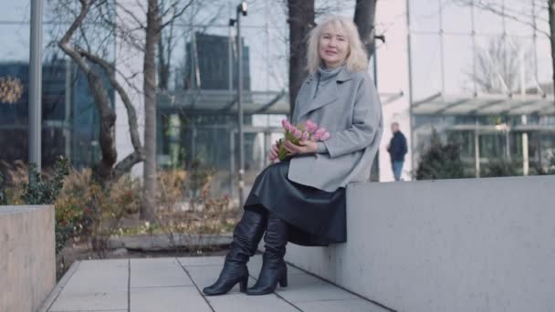 Elegant Senior Woman Tulips City Yard Springtime Smiling Relaxed Lady — Stock Video