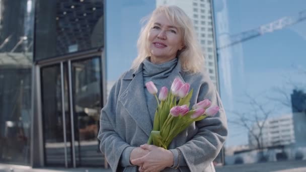 Μια Ηλικιωμένη Καυκάσια Κομψή Γυναίκα Λουλούδια Μια Μεγάλη Πόλη Έννοια — Αρχείο Βίντεο