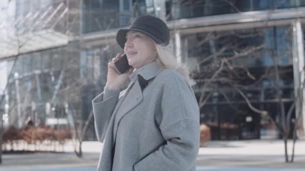 Dospělá Žena Panamském Klobouku Mluví Telefonicky Městě Elegantní Kavkazská Starší — Stock video