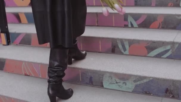 Une Élégante Femme Âgée Montant Les Escaliers Avec Bouquet Fleurs — Video