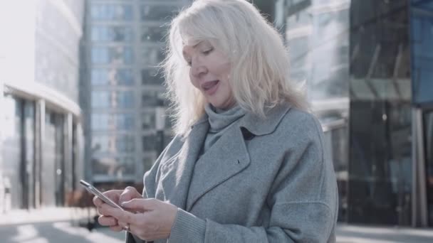 Eine Seniorin Die Freien Handy Eine Nachricht Verschickt — Stockvideo