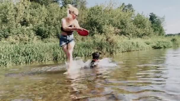 Mladá Blondýnka Černý Pes Hrají Frisbee Řece Majitel Její Mazlíček — Stock video