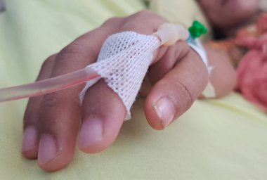 Hastanedeki hastanın eline serum takın. Kadın elini serumla kapat.