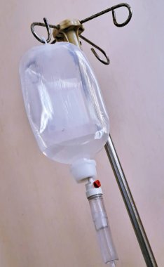 Yakın çekim serumu damar içi sıvı damlası serum damlası hastanesi, Tıbbi Konsept. Damardan solüsyonlu infüzyon şişesi.. 