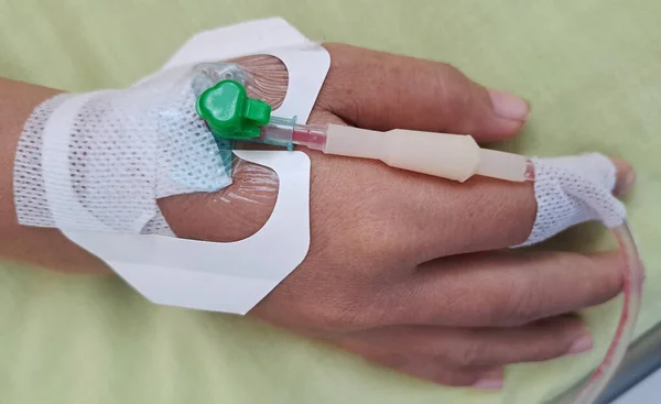 stock image Close up Hand of patient on hospital with IV infusion. Close up of female hand with IV drip