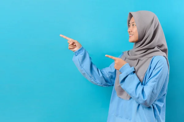 Wesoły Azjatycki Muzułmanin Kobieta Wskazuje Daleko Przestrzeni Kopii Omawia Niesamowite — Zdjęcie stockowe