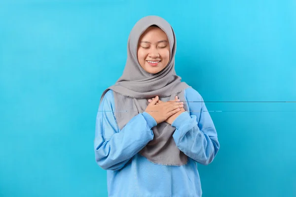 Zasněný Indonéský Žena Hidžábu Ležérní Oblečení Zavřít Oči Usmívat Držet — Stock fotografie
