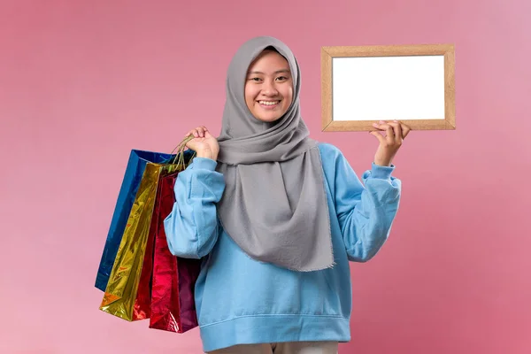 Hermosa Mujer Indonesia Sosteniendo Bolsas Papel Mostrando Una Pizarra Blanca — Foto de Stock