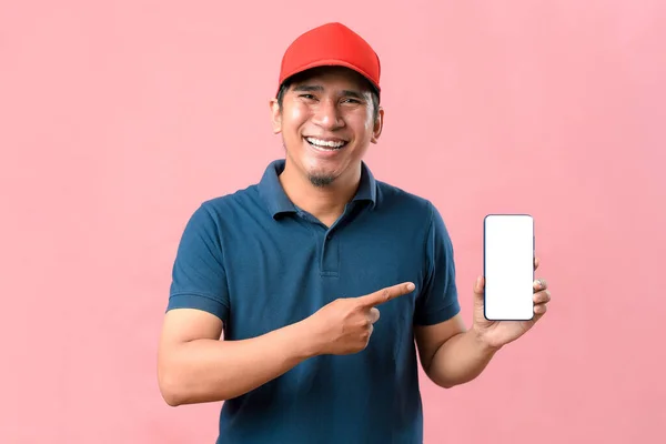 Porträtt Happy Asian Leverans Man Visar Telefonskärmen Och Pekar Telefonskärmen — Stockfoto
