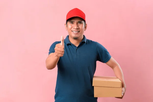 Happy Delivery Man Staande Pakket Doos Tonen Duim Omhoog Geïsoleerd — Stockfoto