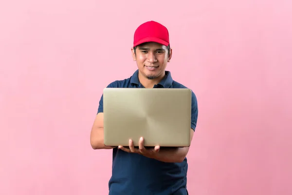 Profesjonalny Kurier Czerwonej Czapce Pracujący Laptopie Odizolowany Różowym Tle Koncepcja — Zdjęcie stockowe