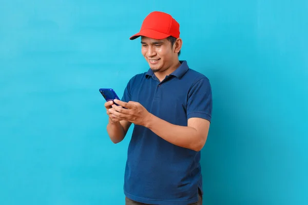 Hombre Asiático Sonriente Empleado Entrega Gorra Roja Ropa Trabajo Uniforme — Foto de Stock