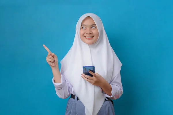 Ritratto Giovane Studentessa Carina Uniforme Con Hijab Guardare Parte Indicando — Foto Stock