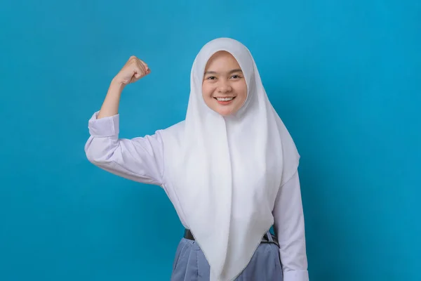 Junge Frau Indonesischer Herkunft Teenager Studentin Hijab Zeigen Muskeln Sieger — Stockfoto