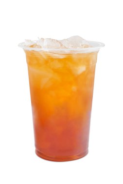 Beyaz arka planda bir fincan buzlu çay, yazın taze içecek.