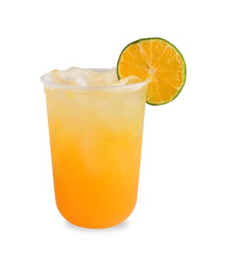 Buzlu Doğal Sıkılmış Portakal Suyu ve Beyaz Arkaplanda Plastik Kupada Limonlu Garnitür