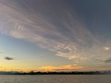 Cano Negro Vahşi Yaşam Sığınağı 'ndaki gölcüklerin manzarası. Arka planda Arenal Volkanı görülebiliyor. Bölgelerin doğal özellikleri ve biyolojik çeşitliliği gösteriliyor..