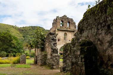 Ujarras, Kartaca, Kosta Rika 'daki sömürge dönemine ait bir kilisenin kalıntıları. Bina yeşillik ve çiçeklerle çevrili, girişe giden açık bir yol var.