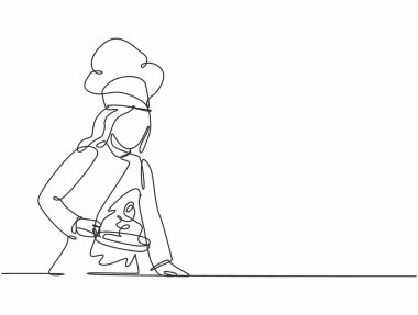 Sebzeleri tavada sotelemeye hazırlanan genç ve güzel bir kadın şefin tek sıra çizimi. Sağlıklı organik gıda kavramı. Bir çizgi tasarım vektörü minimalizmi çiziyor.