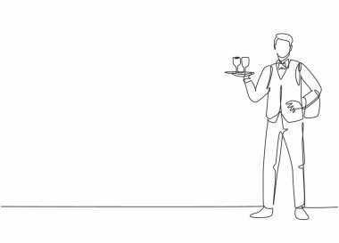 Genç erkek garsonun tek sıra çizimi tepsiyi camla getirirken ayakta duruyor. Profesyonel iş mesleği. Minimalizm konsepti bir çizgi grafik tasarım vektörü illüstrasyonu