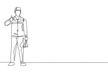 Aralıksız tek çizgi çizen tamirci baş parmak hareketi ile ayağa kalkar ve aracın motorunun bakımını yapmak için anahtarı tutar. Tek çizgi çizimi tasarım vektörü grafik çizimi.