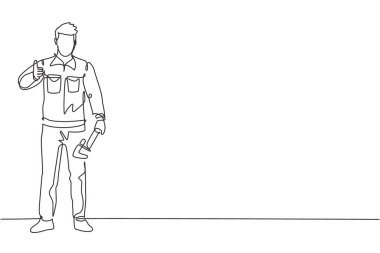 Tesisatçı çiziminin tek bir çizimi, parmağını kaldırma ve kırık bir tesisatı tamir eden bir marangoz aletini tutma hareketiyle örtüşüyor. Modern sürekli çizgi çizimi tasarım grafik vektör çizimi.