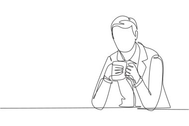 Tek sıra halinde oturan ve elinde iki eliyle bir fincan kahve tutan genç bir adam. Ofisteki öğle tatilinin tadını çıkar. Başarı yaşam tarzı. Tek çizgi çizimi tasarım vektörü grafik çizimi