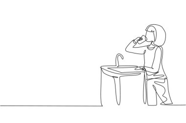 Tek sıra halinde, içkiye hazır musluktan su içen bir kız. Gün boyunca sıcaktan dolayı susuzluk ve susuzluk. Taze bir an. Modern sürekli çizgi çizimi tasarım grafik vektör çizimi