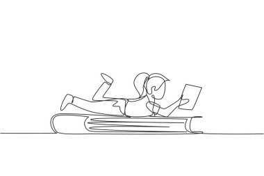 Devamlı bir satır halinde küçük kız okuyor, öğreniyor ve büyük kitabın üzerine uzanıyor. Kütüphanede çalış. Zeki öğrenci, eğitim konsepti, adil. Tek çizgi çizimi tasarım vektörü grafik çizimi