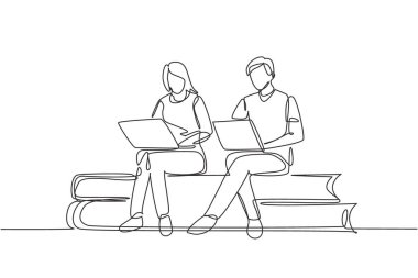 Dizüstü bilgisayarlı tek sıra halinde kitap yığınının üzerinde oturan çift. Serbest çalışma, uzaklık öğrenme, çevrimiçi kurslar, öğrenim kavramı. Aralıksız çizgi çizimi tasarım grafik vektör çizimi