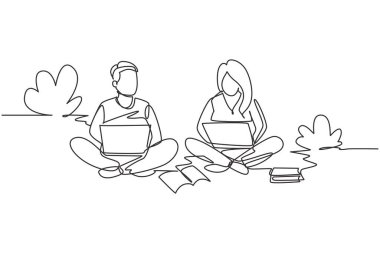 Tek sıra halinde dizüstü bilgisayarlı çift parkta oturuyor. Serbest çalışma, uzaklık öğrenme, çevrimiçi kurslar, öğrenim kavramı. Modern sürekli çizgi çizimi tasarım grafik vektör çizimi